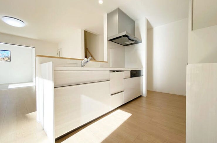 キッチンには人造大理石シンク・ワークトップ、IH、食洗機付
美観の維持、手入れのしやすさ、安全性・効率性、家事負担の軽減といった多くのメリットがあります。