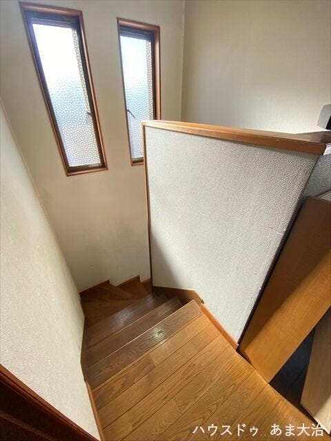 明るい階段ホールで、安心してフロアのご移動をしていただけそうですね◎