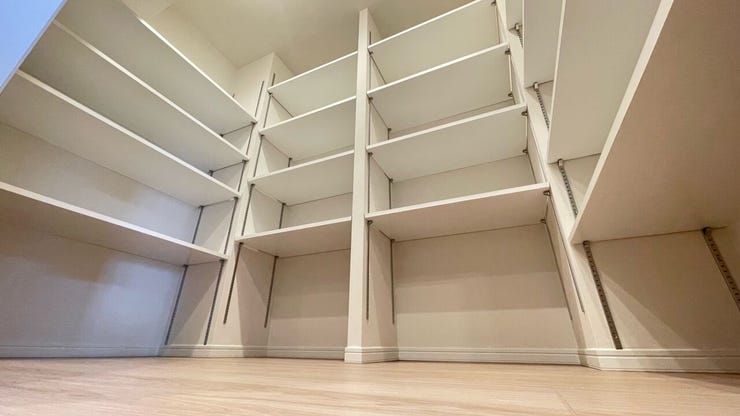 キッチンの隣にある大型パントリー!