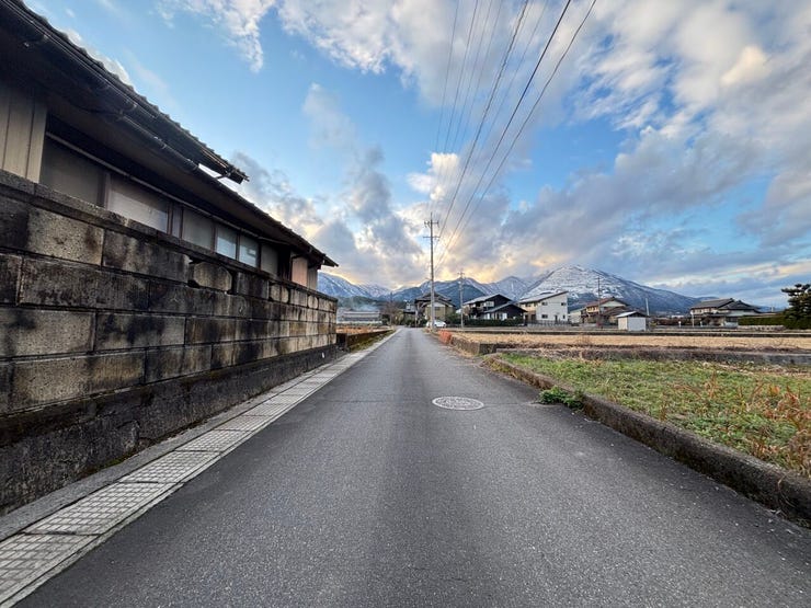 前面道路:陽当たり・通風が良いので南側に庭や窓を作りやすくなり、家の中に長時間光を取り込むことが出来ますね。