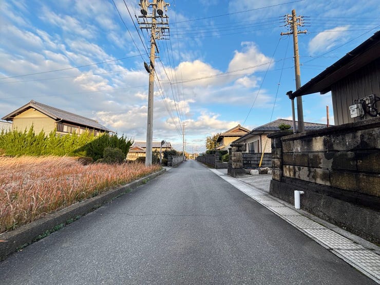 前面道路:道路の幅員が4m未満の場合は、建築基準法によりセットバック(道路の境界線から一定の距離だけ後退させること)が必要と定められています。