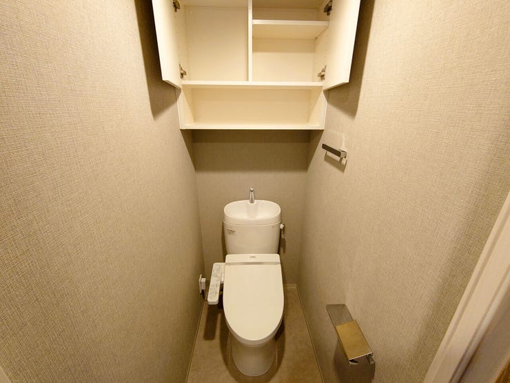 上部収納付きのトイレ室内、温水シャワー付きトイレ♪