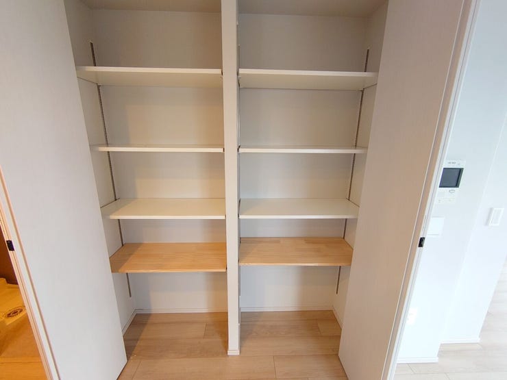 リビングにもう一つ可動棚付収納あり♪