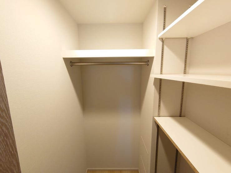 5帖洋室のウォークインクローゼット、容量十分♪