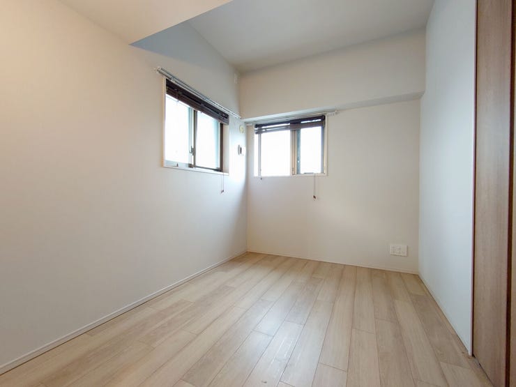 北側洋室5帖は二面採光♪