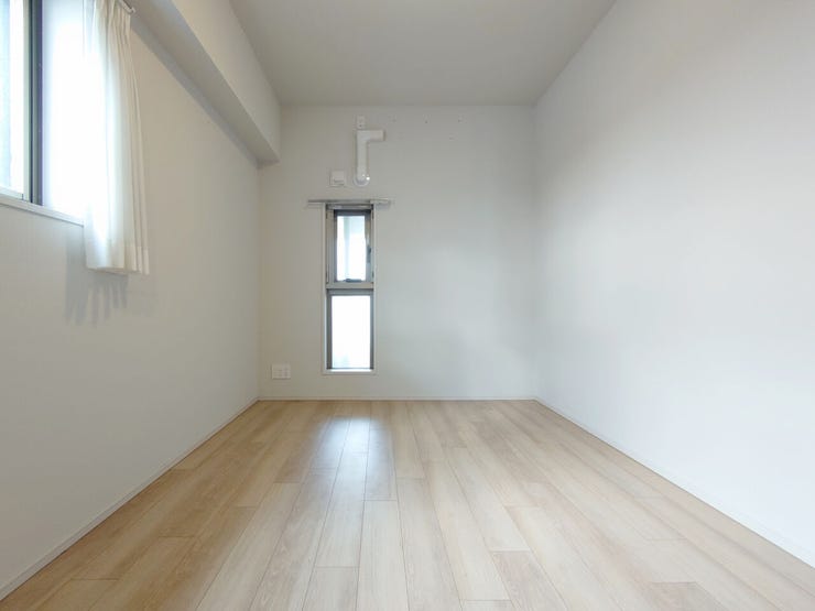 主寝室6帖も角部屋につき、二面採光採用♪