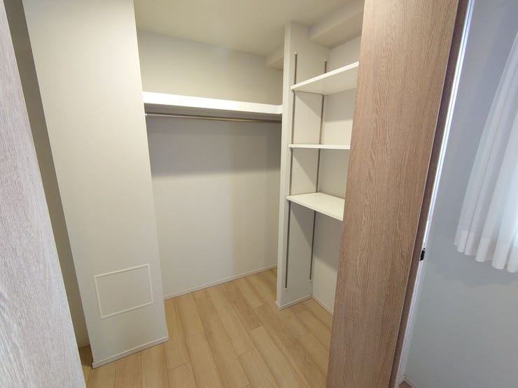 2.1帖の大容量ウォークインクローゼットは収納便利♪