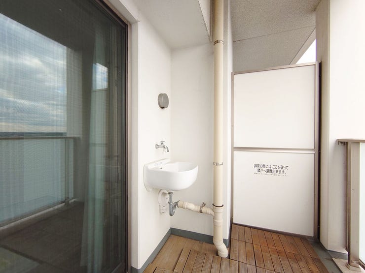 広いバルコニーにはスロップシンク付き♪