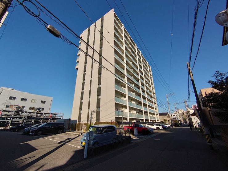 車の出入りは裏手側から♪