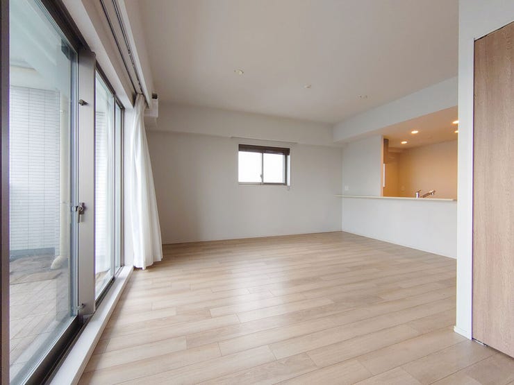 南側リビング、掃出し窓からの採光充分♪