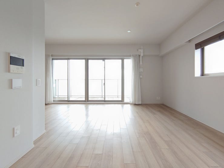 キッチンからリビングが見渡せ、窓からベランダ越しに眺望も楽しめます♪