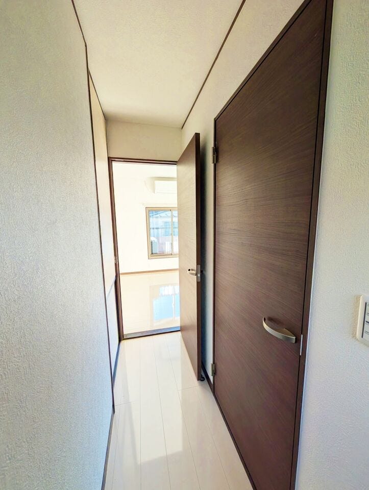 白を基調とした廊下で明るい印象。各部屋への動線が短く、日常動作がスムーズです。