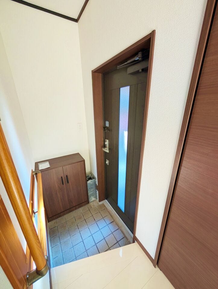 採光付き玄関ドアで明るい印象。下足収納も備わり、来客時もすっきりとした玄関空間を保てます。