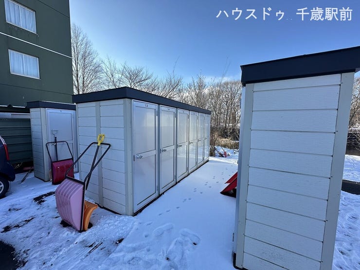 タイヤ等を収納できる物置完備