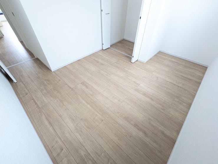 すっきりとした間取りで、さまざまな使い方が広がる多目的な部屋。