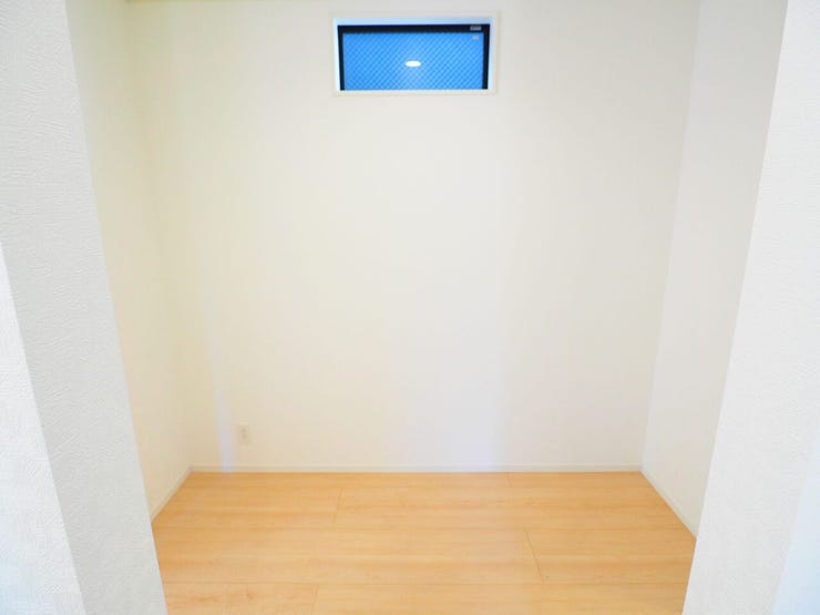 パントリーにしたり、リビングデスクを置いたり用途様々!
キッチン横スペース