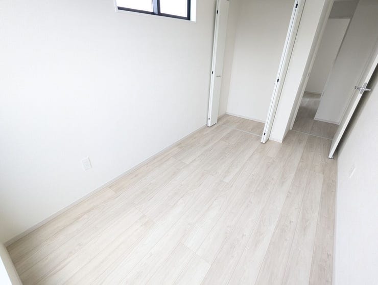 すっきりとした間取りで、さまざまな使い方が広がる多目的な部屋。