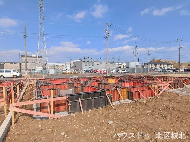 来客時にも便利な、玄関から出入りできる洋室付き。扉を開けてLDKと一体利用も可能です。