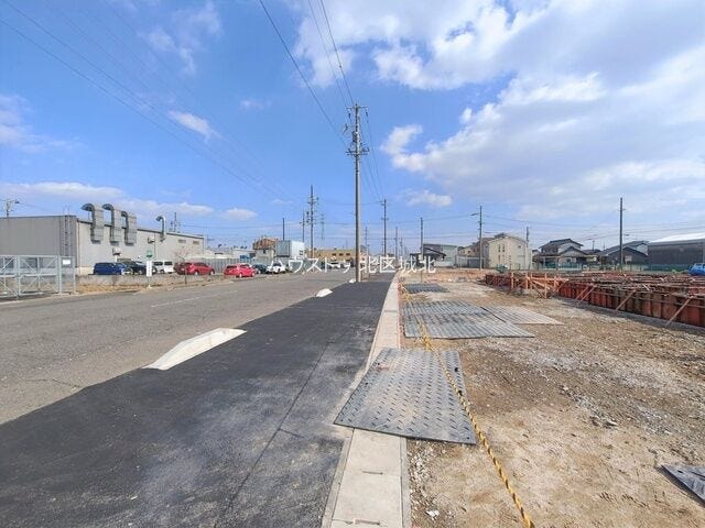幅員約16mの側前面道路です。広々としていて、街並みが開放的で圧迫感がありません。