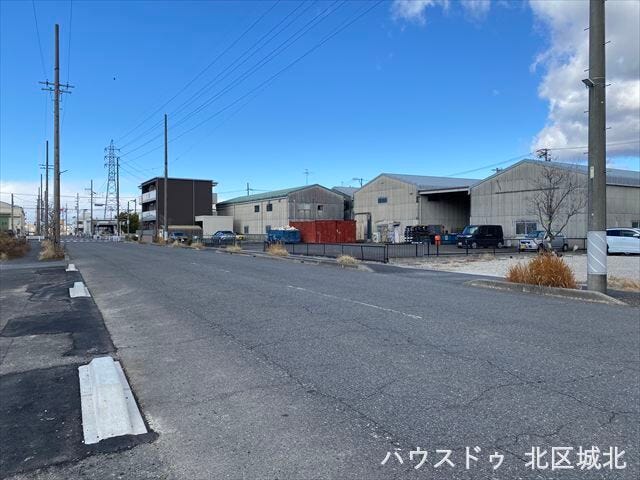 幅員約16mの側前面道路です。広々としていて、街並みが開放的で圧迫感がありません。