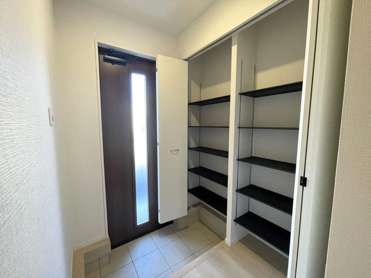 ◇玄関◇
シューズボックス付きの玄関♪
玄関がスッキリとお使いいただけます♪