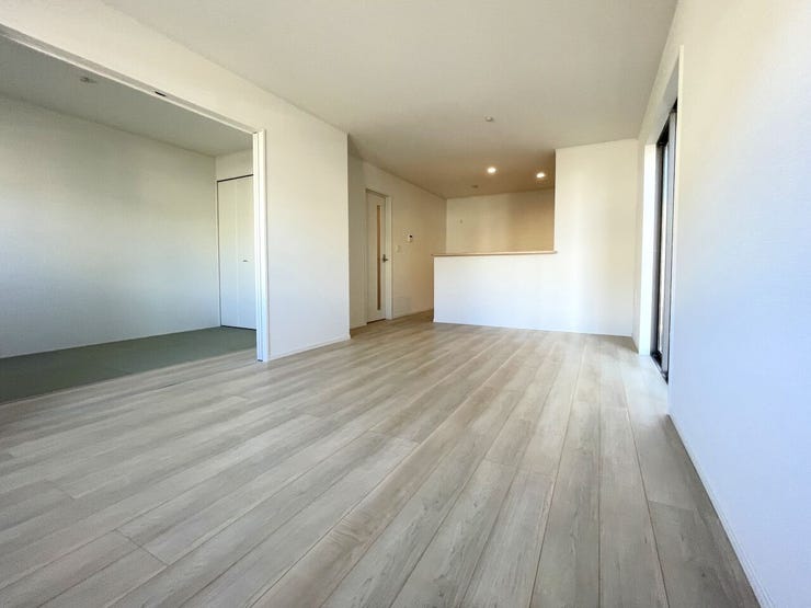 ◇リビング◇
南面を広く取ったリビングは日当たり良好です♪
一家団欒の時間が増えそうですね♪