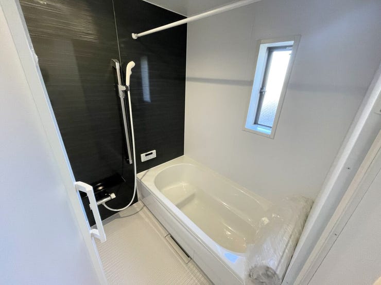 ◇浴室◇
一坪サイズの浴室で足が伸ばせて快適です♪
浴室暖房乾燥機付で、雨の日でも洗濯物が乾かせます♪