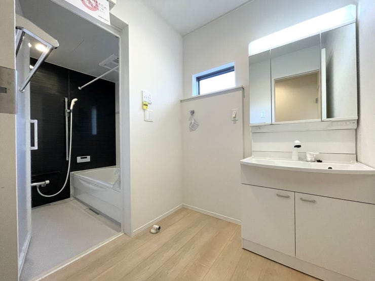 ◇洗面所◇
シャワー付き洗面化粧台♪
三面鏡付で朝の身支度もラクラクです♪