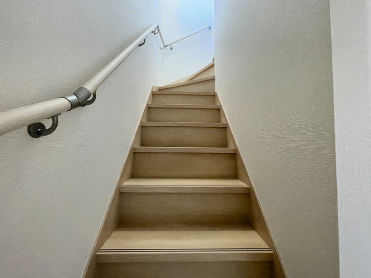 ◇階段◇
手すり付きの階段♪
段差を緩やかに設計していますので、小さなお子様やご年配の方にも安心です♪