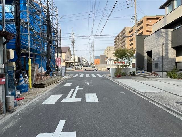 幅員約5.3mの北側前面道路です。2台の車がすれ違うことが出来る道幅です。車の出し入れもゆったりとする事が出来ます。
(2026年1月5日撮影)