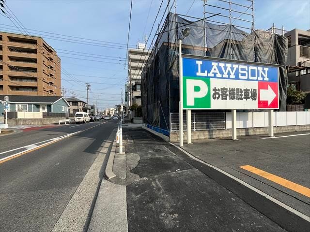 西側前面道路です。片側一車線の道路となっています。歩道があるのでお子様の通学も安心ですね。
(2026年1月5日撮影)