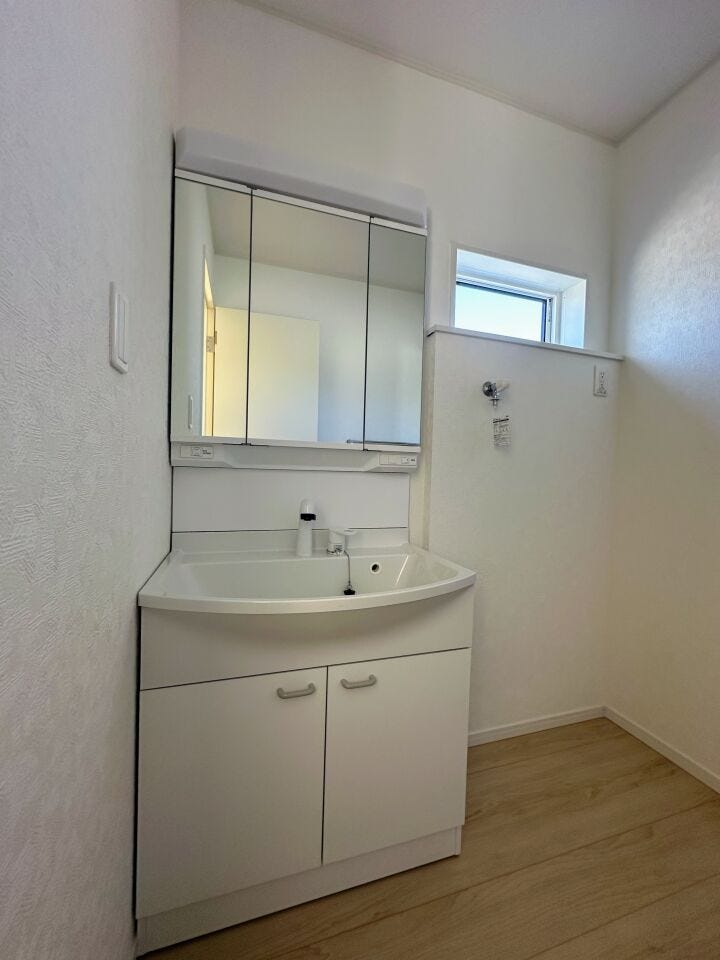 ボトル類や小物もサイドに収納でスッキリ、ワンタッチで切り替えOKのシャワーヘッドで便利です。