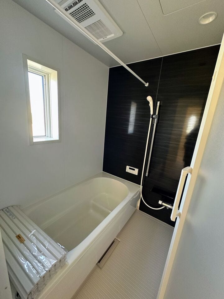 一坪サイズのゆとりのバスルームです。節水にも効果を発揮するエコベンチ浴槽を採用しました。洗い場の床は水はけの良い仕様です。暖房換気乾燥機も設置あり。