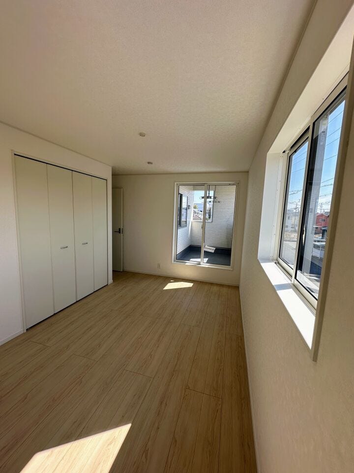 サッシは、Low-E複層ガラスを標準採用しており、断熱効果を高めます。