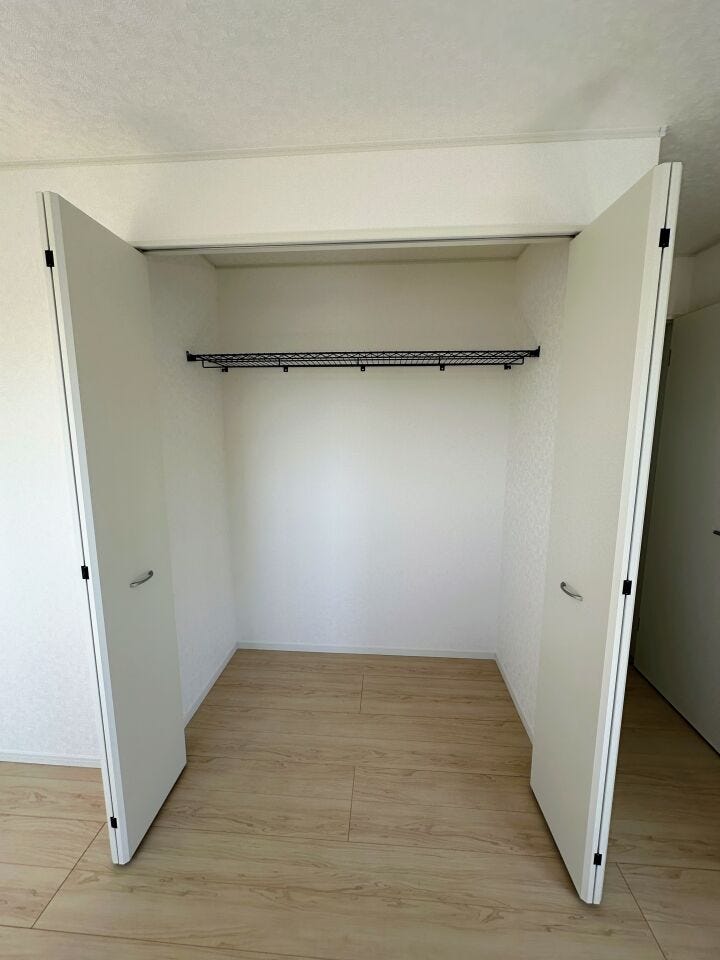 すべての洋室には、たっぷり収納できる大型クローゼットが設置してあります。