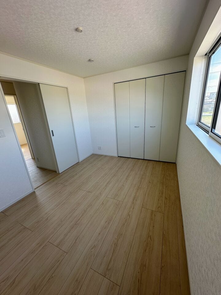 サッシは、Low-E複層ガラスを標準採用しており、断熱効果を高めます。