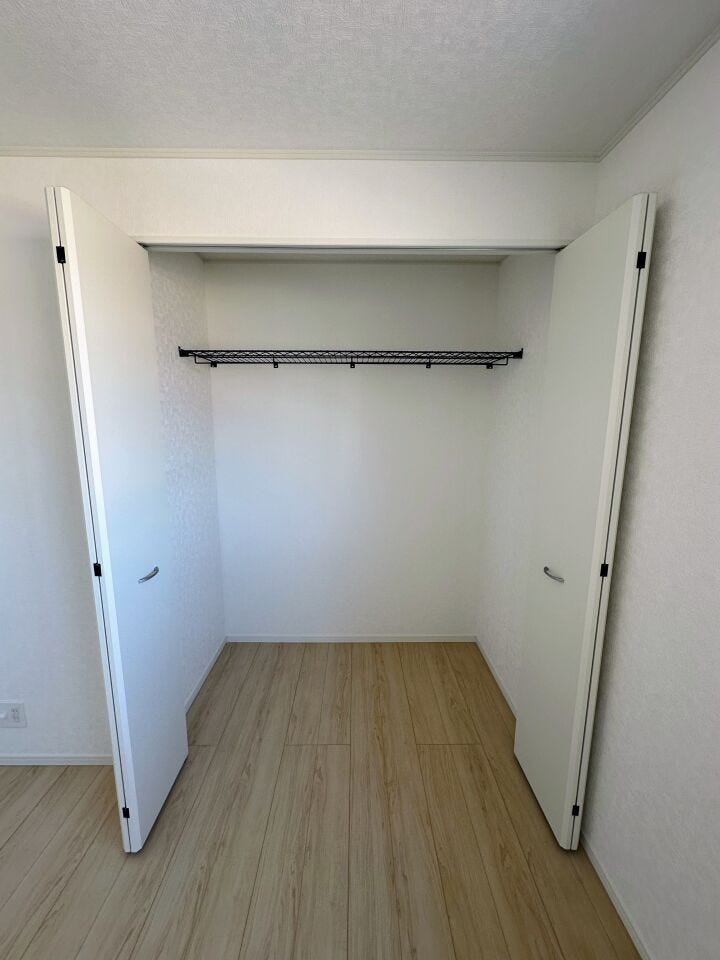 すべての洋室には、たっぷり収納できる大型クローゼットが設置してあります。