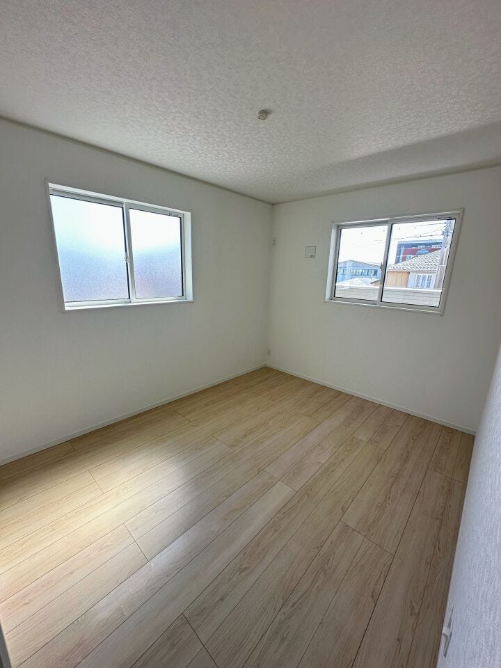 サッシは、Low-E複層ガラスを標準採用しており、断熱効果を高めます。