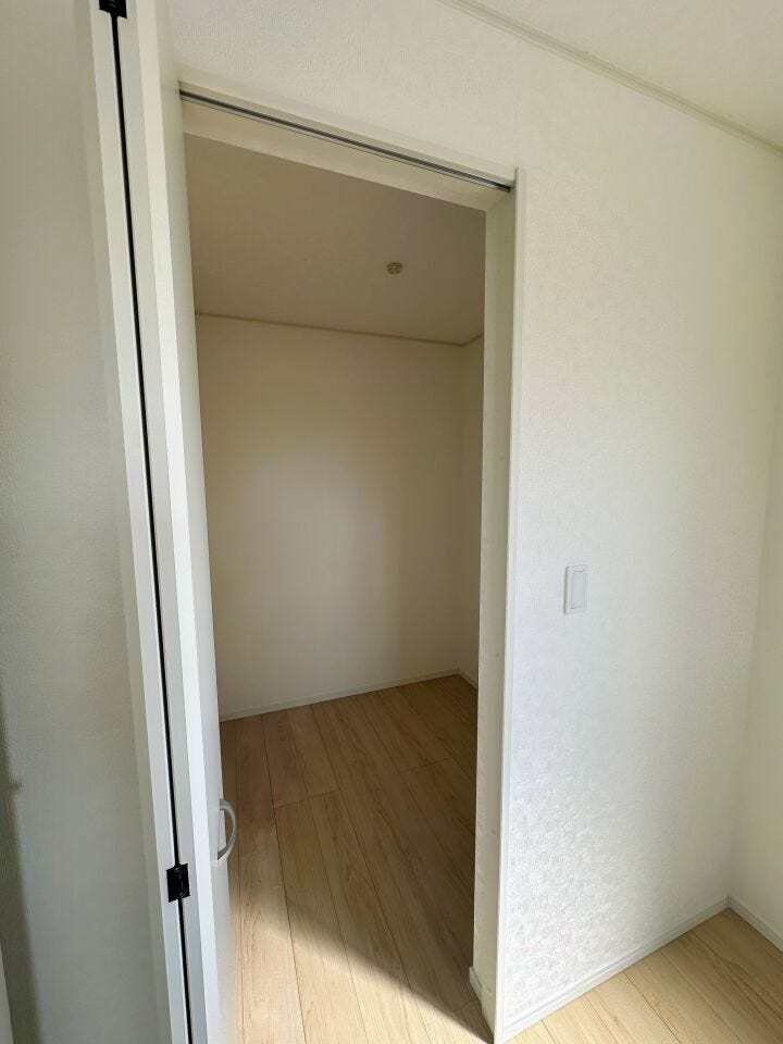 たっぷり収納スペースがあるウォークインクローゼット。