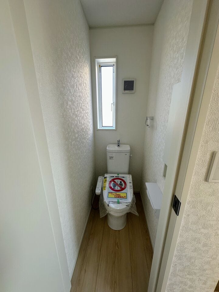 2階トイレです。便ふたオート開閉機能、トルネード洗浄なので、少ない水でも前方の返し部分から後方部までしっかり洗浄。