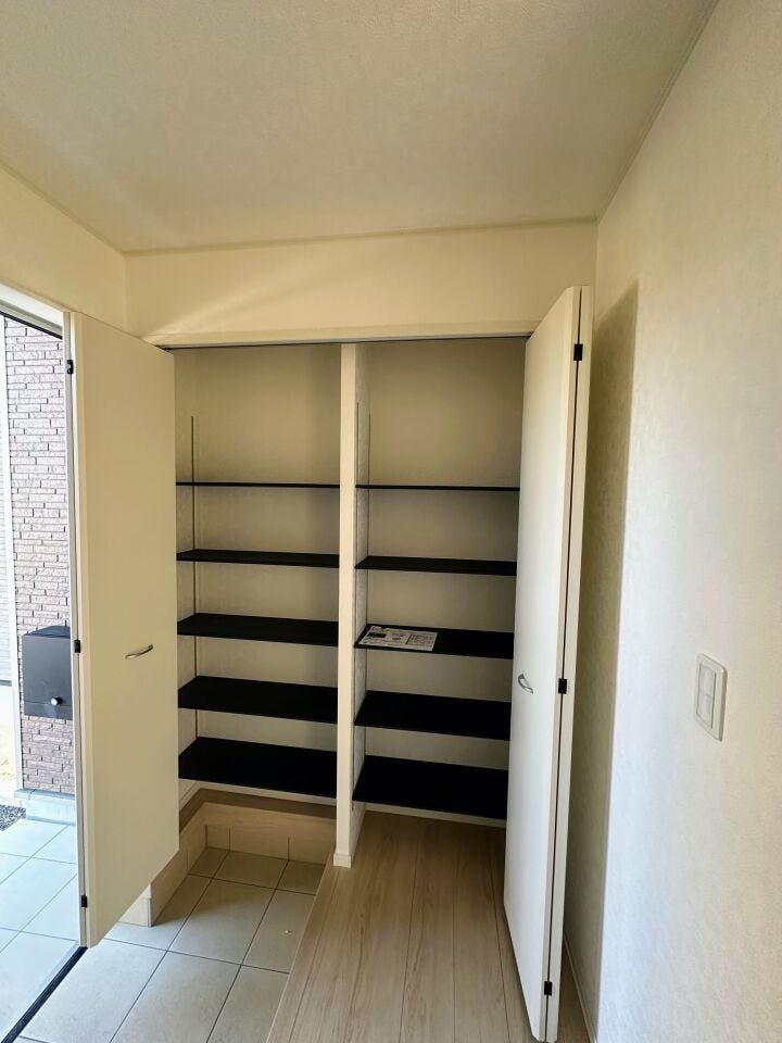 玄関回りをたっぷり収納できる収納スペース。