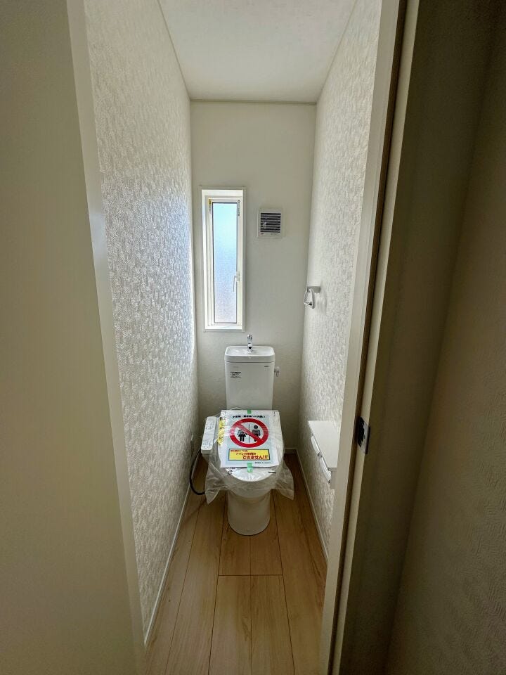 1階トイレです。便ふたオート開閉機能、トルネード洗浄なので、少ない水でも前方の返し部分から後方部までしっかり洗浄。