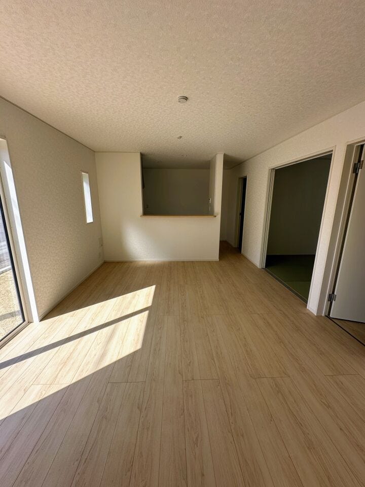 空気中の湿度によって水分を吸収、排出する自然の調湿作用、特殊加工で日常生活での傷、温度や湿度変化でのクラックも抑えるつよい仕上がりです。