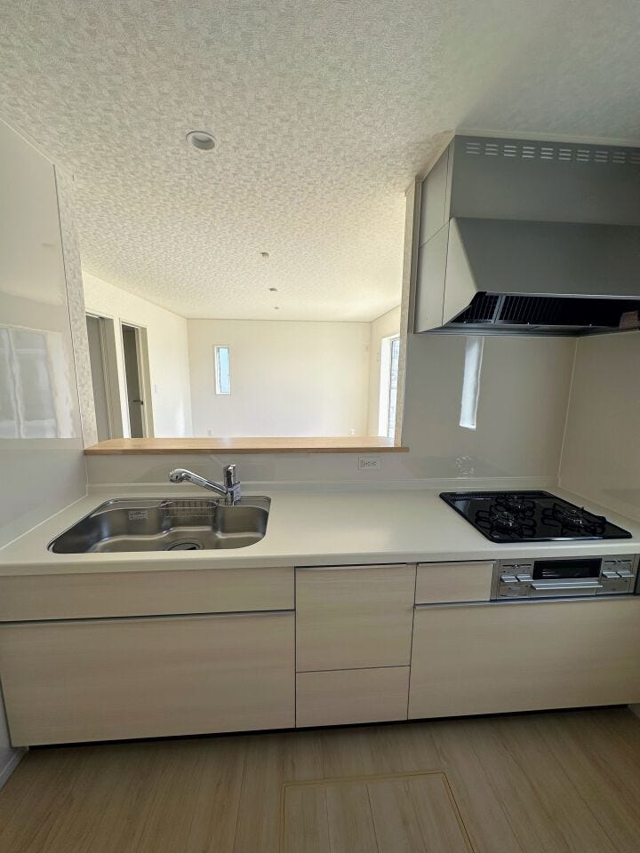 安全センサー搭載のSIセンサーコンロ、拭くだけキレイのステンレス製。キズが目立たないエンボス加工です。