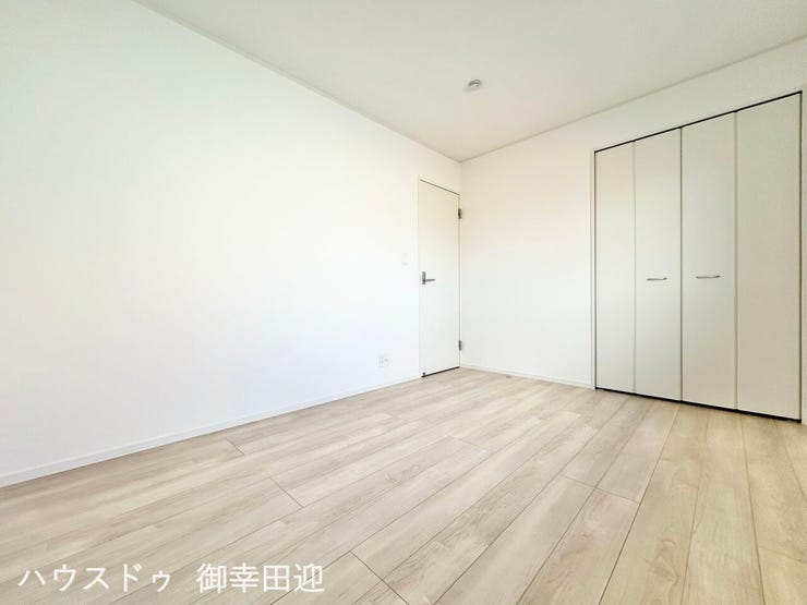 ■□■1階6帖洋室①■□■寝室、書斎、趣味の部屋。家族の成長やライフスタイルに合わせ、様々な使い方ができる快適な空間です