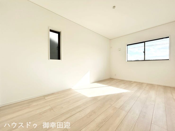 ■□■1階6帖洋室①■□■寝室、書斎、趣味の部屋。家族の成長やライフスタイルに合わせ、様々な使い方ができる快適な空間です