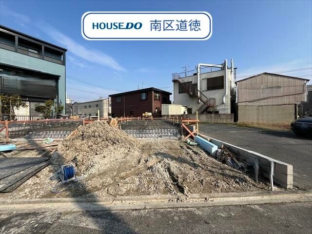 【外観】
東隣は近隣の駐車場があり、圧迫感がなく開放的です!
名鉄名古屋本線/本星崎駅 徒歩約7分、市営バス「名古屋工科高校」停 徒歩約6分。
(2026年1月5日撮影)