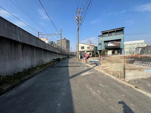幅員約6mの南西側前面道路です。道路の向かいは名鉄電車が通りますが、塀があり線路内への侵入ができないので、安心して過ごせます。
(2026年1月5日撮影)