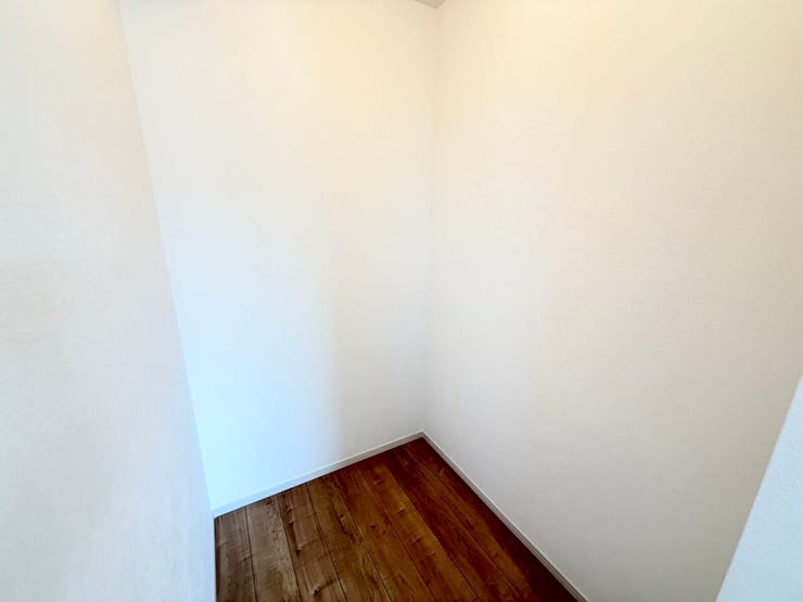 ◆WIC:2号棟(8/25撮影)
奥行のあるWICは、お洋服だけでなく、季節物の家具や家電、ご来客用のお布団の収納スペースとしても使えます!