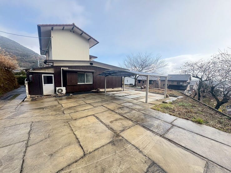 カーポート付きで、大切なお車を雨や日差しから守ります♪